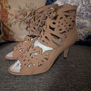 Gorgeous Sole Society Tan Lace-Up Cutout Heels